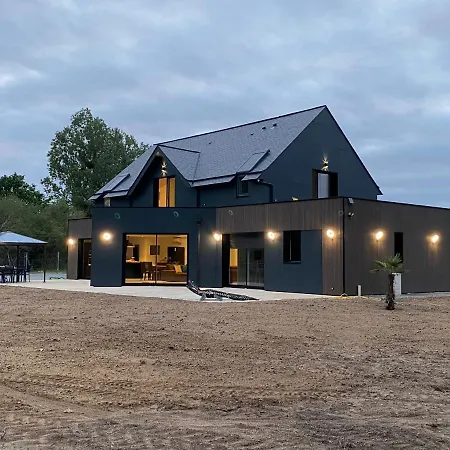 Сasa de vacaciones Black House Spay